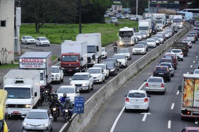  PORTO ALEGRE, RS, BRASIL, 27-09-2018. buraco no meio da pista gerou cinco quilômetros de congestionamento na BR-116.(RONALDO BERNARDI/AGÊNCIA RBS)