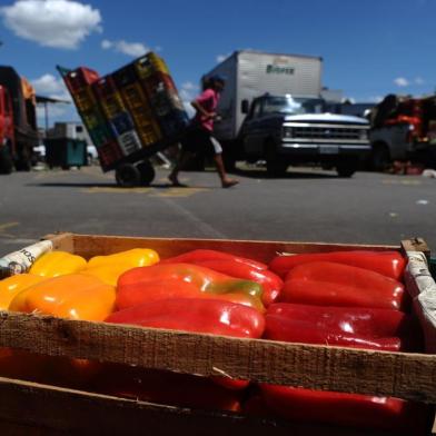  CAXIAS DO SUL, RS, BRASIL, 18/11/2013. Pesquisa da Anvisa aponta que um um terço das frutas, legumes e verduras consumidas pelos brasileiros contam com alguma irregularidade no que diz respeito aos agrotóxicos. Pimentão, cenoura e morango lideram o ranking. (Diogo Sallaberry/Pioneiro)Indexador: Diogo Sallaberry