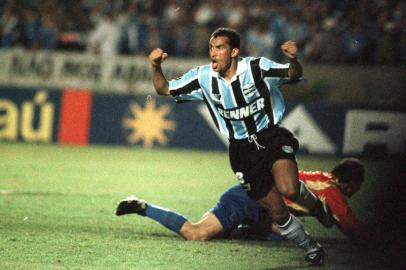  Goiano corre para comemorar seu gol, o terceiro do Grêmio.Grêmio 3x1 Palmeiras, Campeonato Brasileiro - 28.11.1996#Envelope: 181689Foto publicada no dia 29/11/1996 na página 74.