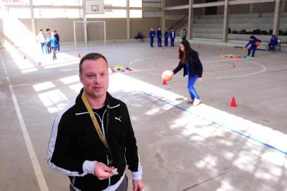  CAXIAS DO SUL, RS, BRASIL, 05/10/2018. Cristiano Nunes, professor de educação física na Escola Municipal Arnaldo Ballvê, em Caxias, é case da reportagem especial sobre professores de educação física para o Dia do Professor. (Diogo Sallaberry/Agência RBS)