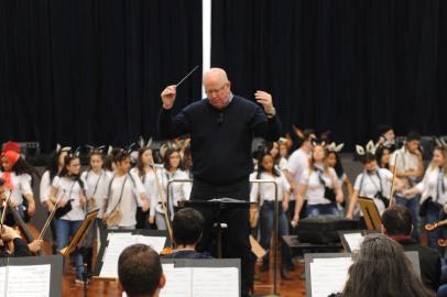  CAXIAS DO SUL, RS, BRASIL, 05/10/2018. Projeto Quinta Sinfônica promove concerto especial do Dia das Crianças, com releitura das obras Os Saltimbancos e Pedro e O Lobo. (Lucas Amorelli/Agência RBS)