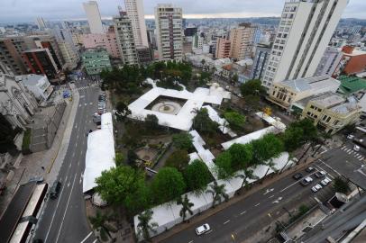  CAXIAS DO SUL, RS, BRASIL, 27/09/2018. Preparativos para  34ª Feira do Livro de Caxias do Sul que acontece de 28/09 a 14/10 na praça Dante Alighieri. Vistas gerais e aéreas. (Porthus Junior/Agência RBS)