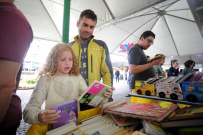  34ª Feira do Livro de Caxias do Sul, montada na praça Dante Alghieri. (Felipe Nyland/Agência RBS)