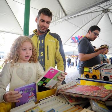  34ª Feira do Livro de Caxias do Sul, montada na praça Dante Alghieri. (Felipe Nyland/Agência RBS)