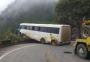 Ônibus fica pendurado após acidente na Serra do Rio do Rastro, em SC