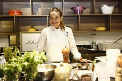  PORTO ALEGRE, RS, BRASIL - 2018.06.26 - Chef Juliana Corrêa ensina a preparar um jantar completo com o tema Noite Francesa, em Porto Alegre, no evento Cook Experience. (Foto: ANDRÉ ÁVILA/ Agência RBS)