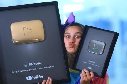  BALNEÁRIO CAMBORIÚ, SC, BRASIL, 28/09/2018: Kids influencers: Milena Stepanienco, 12 anos, com as placas comemorativas que ganhou do YouTubeIndexador: ISADORA NEUMANN