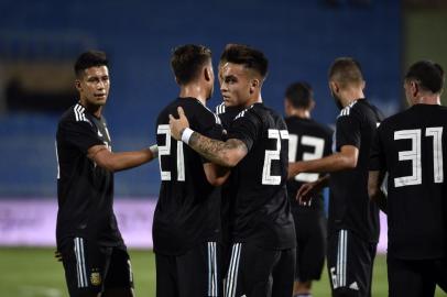 Argentinas Lautaro Martinez (C) celebrates his goal with teammates during a friendly football match between Argentina and Iraq at the Faisal bin Fahd Stadium in Riyadh on October 11, 2018. (Photo by FAYEZ NURELDINE / AFP)