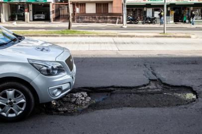  PORTO ALEGRE, RS, BRASIL - 03/08/2018 - Buraco na avenida Bento Gonçalves.