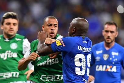 CRUZEIRO X PALMEIRASMG - COPA DO BRASIL/CRUZEIRO X PALMEIRAS - ESPORTES - O jogador Mayke, do Palmeiras, se revolta após levar soco no rosto do jogador Sassá, do   Cruzeiro, ao final da partida entre as equipes pelas semifinais da Copa do Brasil 2018,   no Estádio Mineirão, em Belo Horizonte, na noite desta quarta-feira, 26. O jogo terminou   empatado por 1 a 1, resultado que classificou a equipe mineira à final do torneio.   26/09/2018 - Foto: LEO FONTES/O TEMPO/ESTADÃO CONTEÚDOEditoria: ESPORTESLocal: BELO HORIZONTEIndexador: LEO FONTESFotógrafo: O TEMPO