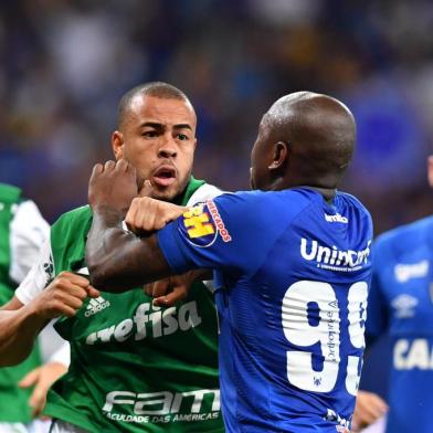 CRUZEIRO X PALMEIRASMG - COPA DO BRASIL/CRUZEIRO X PALMEIRAS - ESPORTES - O jogador Mayke, do Palmeiras, se revolta após levar soco no rosto do jogador Sassá, do   Cruzeiro, ao final da partida entre as equipes pelas semifinais da Copa do Brasil 2018,   no Estádio Mineirão, em Belo Horizonte, na noite desta quarta-feira, 26. O jogo terminou   empatado por 1 a 1, resultado que classificou a equipe mineira à final do torneio.   26/09/2018 - Foto: LEO FONTES/O TEMPO/ESTADÃO CONTEÚDOEditoria: ESPORTESLocal: BELO HORIZONTEIndexador: LEO FONTESFotógrafo: O TEMPO