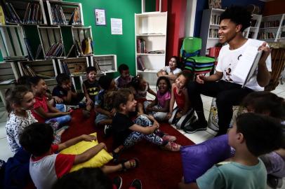  PORTO ALEGRE, RS, BRASIL, 08-10-2018.  Erick Flores, educador. Ong Cirandar capacita mediadores de leitura para crianças carentes na Biblioteca Comunitária Chocolatão, na Nova Chocolatão. (CARLOS MACEDO/AGÊNCIA RBS)Indexador: Carlos Macedo