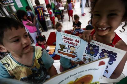  PORTO ALEGRE, RS, BRASIL, 08-10-2018.  Murilo da Silva e Anna Luiza dos Santos. Ong Cirandar capacita mediadores de leitura para crianças carentes na Biblioteca Comunitária Chocolatão, na Nova Chocolatão. (CARLOS MACEDO/AGÊNCIA RBS)Indexador: Carlos Macedo