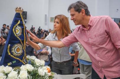 Candidato Fernando Haddad (PT) durante missa em homenagem a Nossa Senhora Aparecida, na Paróquia Santos Mártires, em São Paulo