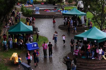  CAXIAS DO SUL, RS, BRASIL, 12/10/2018 - Chuva dispersa público em festa preparada para as crianças. Realizada em parceira entre prefeitura e Procon, festa ocupou o parque Cinquentenário. (Marcelo Casagrande/Agência RBS)