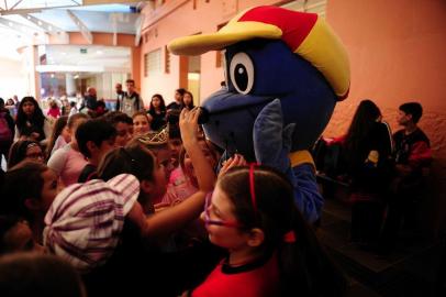  CAXIAS DO SUL, RS, BRASIL, 11/10/2018 - Fokito, o mascote do Pioneiro, passsa nas escolas para divulgar a promoção Jornalista por um dia. (Marcelo Casagrande/Agência RBS)