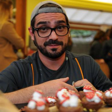  CANELA, RS, BRASIL 24/05/2017O confeiteiro paulistano Lucas Corazza, considerado o maior especialista em chocolate do Brasil, esteve em Canela para dar um curso na Chocolataria Castelli. (Felipe Nyland/Agência RBS)