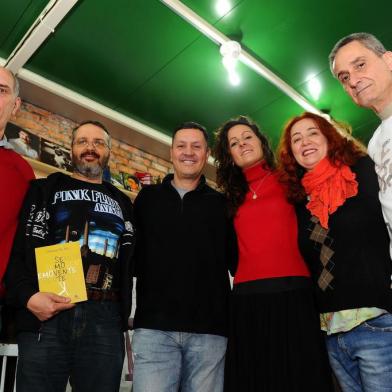  CAXIAS DO SUL, RS, BRASIL, 14/10/2018 - NA FOTO: Sarau dos Poetas vai ser realizado no Instituto Cultural Taru. NA FOTO: sentado, de vermelho, José Otavio Carlomagno, Nil Kremer (de vermelho, de pé) ao lado de Jaque Pivotto, e Dinarte Albuquerque (de branco, sentado), organizadores do encontro. (Porthus Junior/Agência RBS)