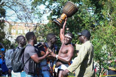  PORTO ALEGRE, RS, BRASIL, 14-10-2018. 1º Festival de Arte e Cultura Senegalesa do RS.   O evento promove a cultura do Senegal com moda, teatro, pintura, cinema, lutas e almoço com pratos da gastronomia daquele país. (ISADORA NEUMANN/AGÊNCIA RBS)Indexador: ISADORA NEUMANN