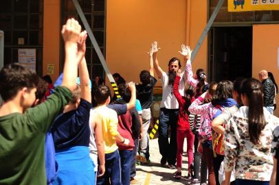  CAXIAS DO SUL, RS, BRASIL, 05/10/2018. Tiago Moreno, professor de educação física na Escola Municipal Senador Teotônio Vilela, em Caxias, é case da reportagem especial sobre professores de educação física para o Dia do Professor. (Diogo Sallaberry/Agência RBS)