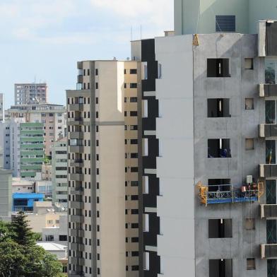  CAXIAS DO SUL, RS, BRASIL, 06/11/2017. Setor imobilário. Prédios com placas de aluga-se e prédio em construção em Caxias do Sul. Vistas da cidade de Caxias, construção civil. (Porthus Junior/Agência RBS)