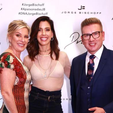 Jorge Bischoff celebra 15 anos de carreira com lançamento de nova coleção em Fortaleza. Na foto: Vice-presidente do Bischoff Group, Luciane Bischoff, influencer Camila Coutinho e designer Jorge Bischoff.