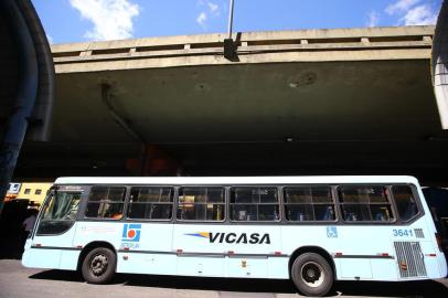  PORTO ALEGRE, RS, BRASIL, 15-10-2018. Passageiros da Vicasa reclamam de condições da frota. Os usuários da empresa Vicasa, que circula entre Porto Alegre e Canoas, reclamam do tempo de espera dos ônibus e do sucateamento da frota. (LAURO ALVES/AGÊNCIA RBS)