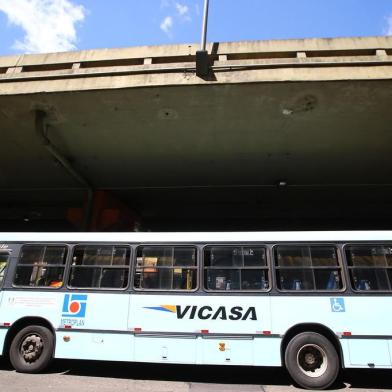  PORTO ALEGRE, RS, BRASIL, 15-10-2018. Passageiros da Vicasa reclamam de condições da frota. Os usuários da empresa Vicasa, que circula entre Porto Alegre e Canoas, reclamam do tempo de espera dos ônibus e do sucateamento da frota. (LAURO ALVES/AGÊNCIA RBS)