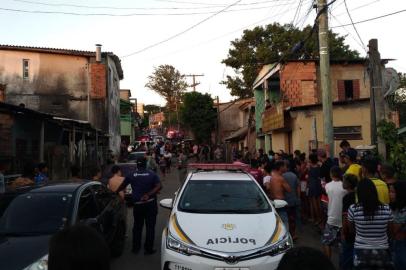 Quatro pessoas ficaram feridas após um tiroteio no bairro Bom Jesus, na tarde desta terça-feira (16), na zona leste de Porto Alegre. Informações preliminares dão conta de que a troca de tiros foi em frente à Escola Municipal de Ensino Fundamental Nossa Senhora de Fátima, na Rua A. Entre os feridos, conforme a Brigada Militar, estão uma criança de oito anos, um menino de 14, um cadeirante de 62 e outro homem, sem idade informada. O estado de saúde das vítimas é desconhecido.