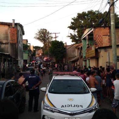 Quatro pessoas ficaram feridas após um tiroteio no bairro Bom Jesus, na tarde desta terça-feira (16), na zona leste de Porto Alegre. Informações preliminares dão conta de que a troca de tiros foi em frente à Escola Municipal de Ensino Fundamental Nossa Senhora de Fátima, na Rua A. Entre os feridos, conforme a Brigada Militar, estão uma criança de oito anos, um menino de 14, um cadeirante de 62 e outro homem, sem idade informada. O estado de saúde das vítimas é desconhecido.