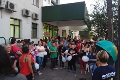 Manifestantes promovem ato na frente do Postão em Caxias do Sul.