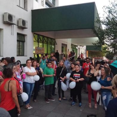 Manifestantes promovem ato na frente do Postão em Caxias do Sul.