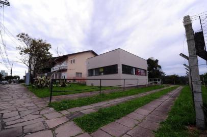  CAXIAS DO SUL, RS, BRASIL, 14/10/2018 - Módulos da Brigada estão desativados há mais de dois anos. Apenas estão em funcionamento as unidades do bairro Cinquentenário e a do Parque dos Macaquinhos. No bairro Fátima a estrutura foi demolida e na área houve a instalação de um parque infantil. NA FOTO:  No bairro Cruzeiro, módulo é usado pela Associação de Moradores. (Marcelo Casagrande/Agência RBS)