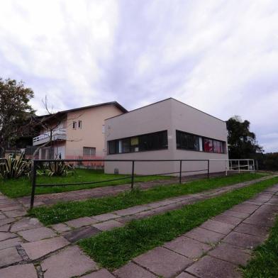  CAXIAS DO SUL, RS, BRASIL, 14/10/2018 - Módulos da Brigada estão desativados há mais de dois anos. Apenas estão em funcionamento as unidades do bairro Cinquentenário e a do Parque dos Macaquinhos. No bairro Fátima a estrutura foi demolida e na área houve a instalação de um parque infantil. NA FOTO:  No bairro Cruzeiro, módulo é usado pela Associação de Moradores. (Marcelo Casagrande/Agência RBS)