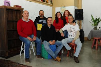  CAXIAS DO SUL, RS, BRASIL, 14/10/2018 - NA FOTO: Sarau dos Poetas vai ser realizado no Instituto Cultural Taru. NA FOTO: sentado, de vermelho, José Otavio Carlomagno, Nil Kremer (de vermelho, de pé) ao lado de Jaque Pivotto, e Dinarte Albuquerque (de branco, sentado), organizadores do encontro. (Porthus Junior/Agência RBS)