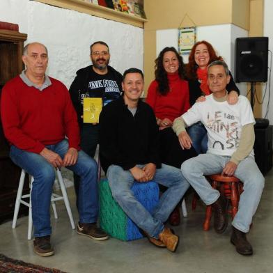  CAXIAS DO SUL, RS, BRASIL, 14/10/2018 - NA FOTO: Sarau dos Poetas vai ser realizado no Instituto Cultural Taru. NA FOTO: sentado, de vermelho, José Otavio Carlomagno, Nil Kremer (de vermelho, de pé) ao lado de Jaque Pivotto, e Dinarte Albuquerque (de branco, sentado), organizadores do encontro. (Porthus Junior/Agência RBS)