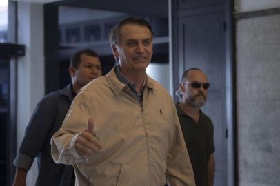  Brazilian far-right presidential candidate Jair Bolsonaro visits the Federal Police station in Rio de Janeiro, Brazil on October 17, 2018. - Bolsonaro and his leftist rival Fernando Haddad will compete in a run-off election on October 28. (Photo by Mauro Pimentel / AFP)Editoria: POLLocal: Rio de JaneiroIndexador: MAURO PIMENTELSecao: electionFonte: AFPFotógrafo: STF