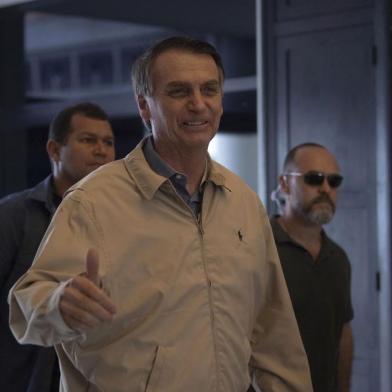  Brazilian far-right presidential candidate Jair Bolsonaro visits the Federal Police station in Rio de Janeiro, Brazil on October 17, 2018. - Bolsonaro and his leftist rival Fernando Haddad will compete in a run-off election on October 28. (Photo by Mauro Pimentel / AFP)Editoria: POLLocal: Rio de JaneiroIndexador: MAURO PIMENTELSecao: electionFonte: AFPFotógrafo: STF