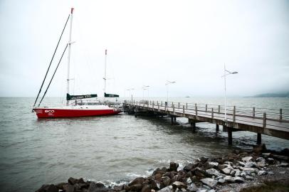  FLORIANÓPOLIS, SC, BRASIL, 17-10-2018 - Veleiro de pesquisas marinhas da UFSC é batizado no trapiche da avenida Beira-Mar Norte.