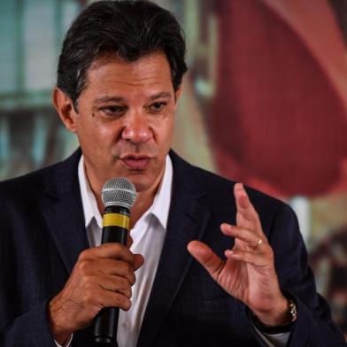  Brazils presidential candidate for the Workers Party (PT), Fernando Haddad speaks during a meeting with a group of evangelical pastors, in Sao Paulo, Brazil, on October 17, 2018. - Haddad and his far-right rival Jair Bolsonaro will compete in a run-off election on October 28. (Photo by NELSON ALMEIDA / AFP)Editoria: POLLocal: Sao PauloIndexador: NELSON ALMEIDASecao: politics (general)Fonte: AFPFotógrafo: STF