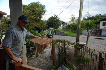  CAXIAS DO SUL, RS, BRASIL, 16/10/2018. Postes de iluminação pública que estão caindo. Na foto, o aposentado Antônio Mazoti, 62 anos, amarrou um poste de luz que ameaçava cair na rua Zedyr Alquati, 2300, bairro Glória. (Porthus Junior/Agência RBS)