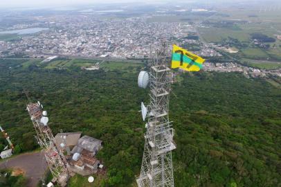  Antena no Morro da Embratel em Osório com bandeira de Jair Bolsonaro