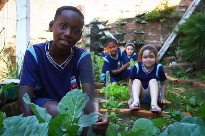  GRAVATAÍ, RS, BRASIL, 16/10/2018: Os alunos da Escola Dorival Cândido de Oliveira, em Gravataí, estão aprendendo sobre alimentação saudável e mantém uma horta nas dependências do colégio. Na foto: João Júnior (E), Isabela Ramos Freitas (D)Indexador: ISADORA NEUMANN