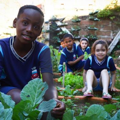  GRAVATAÍ, RS, BRASIL, 16/10/2018: Os alunos da Escola Dorival Cândido de Oliveira, em Gravataí, estão aprendendo sobre alimentação saudável e mantém uma horta nas dependências do colégio. Na foto: João Júnior (E), Isabela Ramos Freitas (D)Indexador: ISADORA NEUMANN