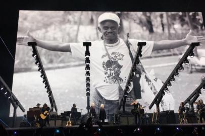 Roger Waters presta homenagem a Moa do Katendê 