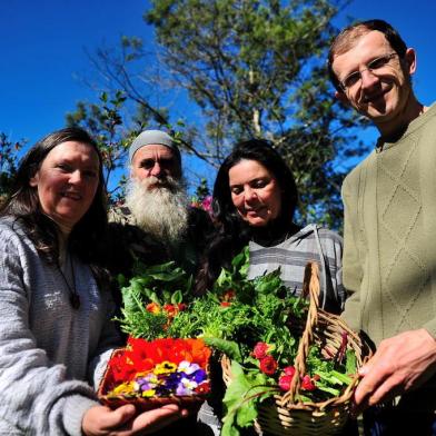  CAXIAS DO SUL, RS, BRASIL, 13/08/2018. Produtores orgânicos Marli Ruchel, Marco Gottinari, Andrea Basso  e Alexandre Reche mostram a diversidade de plantas alimentícias não-convencionais, as PANCS, disponíveis no Sítio Caminho da Floresta e vendidas em feiras orgânicas. (Diogo Sallaberry/Agência RBS)