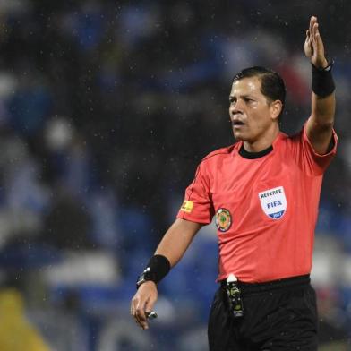 Peru´s referee Victor Carrillo gestures during the Godoy Cruz vs Gremio Copa Libertadores 2017 second round first leg football match at Malvinas Argentinas stadium in Mendoza, Argentina, on July 4, 2017. / AFP PHOTO / Andres Larrovere