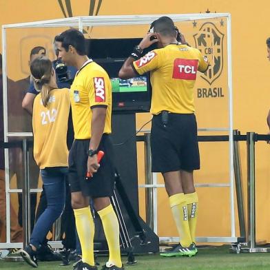 SP - CORINTHIANS-CRUZEIRO - ESPORTES - O árbitro Wagner do Nascimento durante a partida entre Corinthians SP e Cruzeiro MG, válida pela Final da Copa do Brasil 2018, na Arena Corinthians em São Paulo (SP), nesta quarta-feira (17). 18/10/2018 - Foto: NEWTON MENEZES/FUTURA PRESS/FUTURA PRESS/ESTADÃO CONTEÚDO