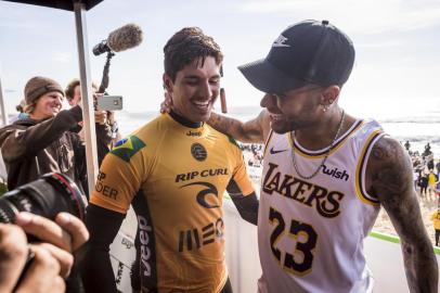 MEO Rip Curl Pro Portugal 2018Gabriel Medina (BRA) and Neymar Jr after Gabriel Medina (BRA) win Heat 2 or Round 4 at the Meo Rip Curl Pro Portugal 2018Editoria: EdiLocal: PenicheIndexador: Damien PoullenotSecao: EditorialFonte: www.worldsurfleague.comFotógrafo: Photographer