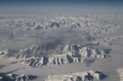 A equipe de expedição Oceans Melting Greenland (OMG) está realizando vôos de 40.000 pés com a NASA. Em um dia de tempo bom, esta altitude permite uma vista espetacular de uma das duas maiores geleiras do mundo (a outra fica na Antártica). O vôo feito no último sábado, 26 de março, sobre foi em um destes dias. A equipe da OMG está agora a apenas alguns vôos de conseguir mapear a altura de todas as geleiras pela costa da Groenlândia. Esta pesquisa será a base para o primeiro experimento que pretende compreender como as geleiras do país estão reagindo em um momento em que tantos sinais da natureza apontam a necessidade de uma mudança.A OMG pretende construir um caminho para melhorar as estimativas do aumento do nível do mar investigando o quanto os oceanos estão derretendo o gelo na Groenlândia. Além disso, a equipe irá observar a mudança na temperatura da água e nas geleiras que atingem o oceano por toda a Groenlândia entre os anos de 2015 a 2020.